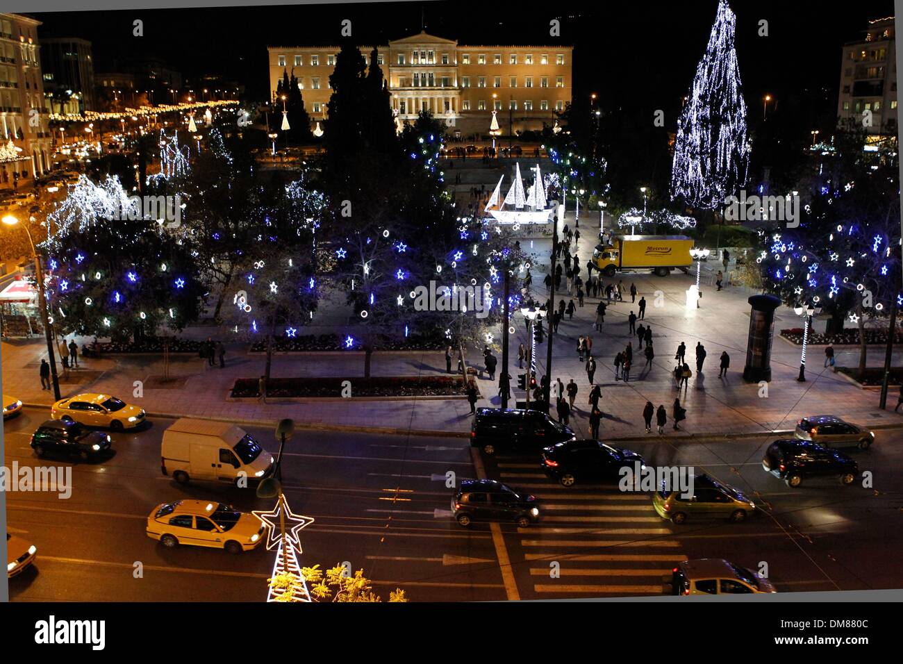 Athen Griechenland 12 Dezember 13 Athen Startet Zu Weihnachten Mit Einer Alten Tradition Die Beleuchtung Der Funkelnden Schiff Athener Spaziergang Auf Dem Weihnachtsmarkt Dekoriert Syntagma Platz Gegenuber Dem Parlament Bild Kredit Kredit