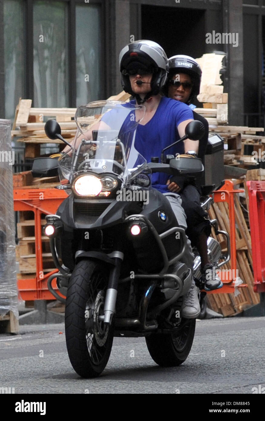 Michael Fassbender nimmt Freundin Nicole Beharie für eine Fahrt auf seinem  Motorrad London England - 29.08.12 Stockfotografie - Alamy