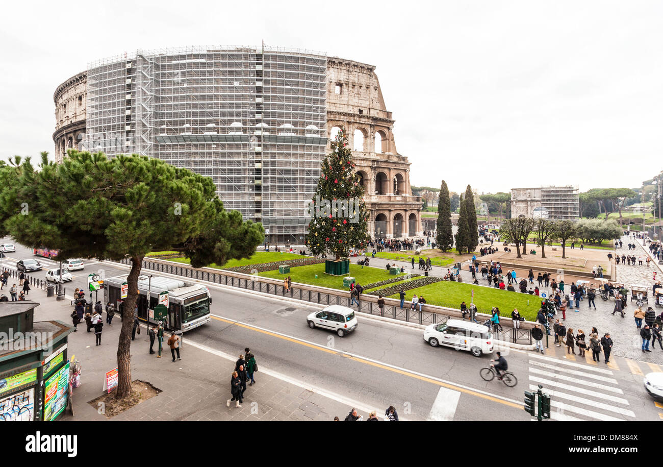 Weihnachtsbaum am Kolosseum, Rom, Italien. Stockfoto