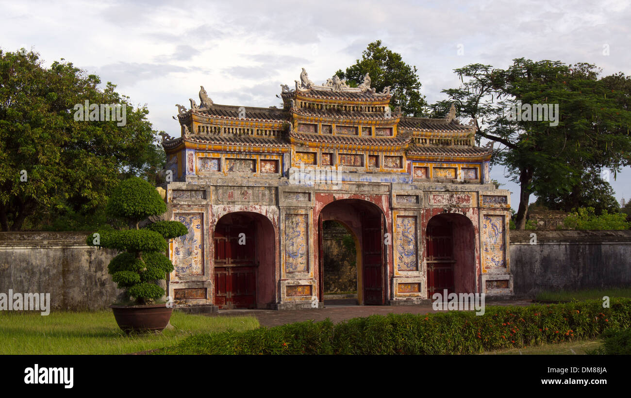 Alten verwitterten Tempel Hue Vietnam in Südostasien Stockfoto