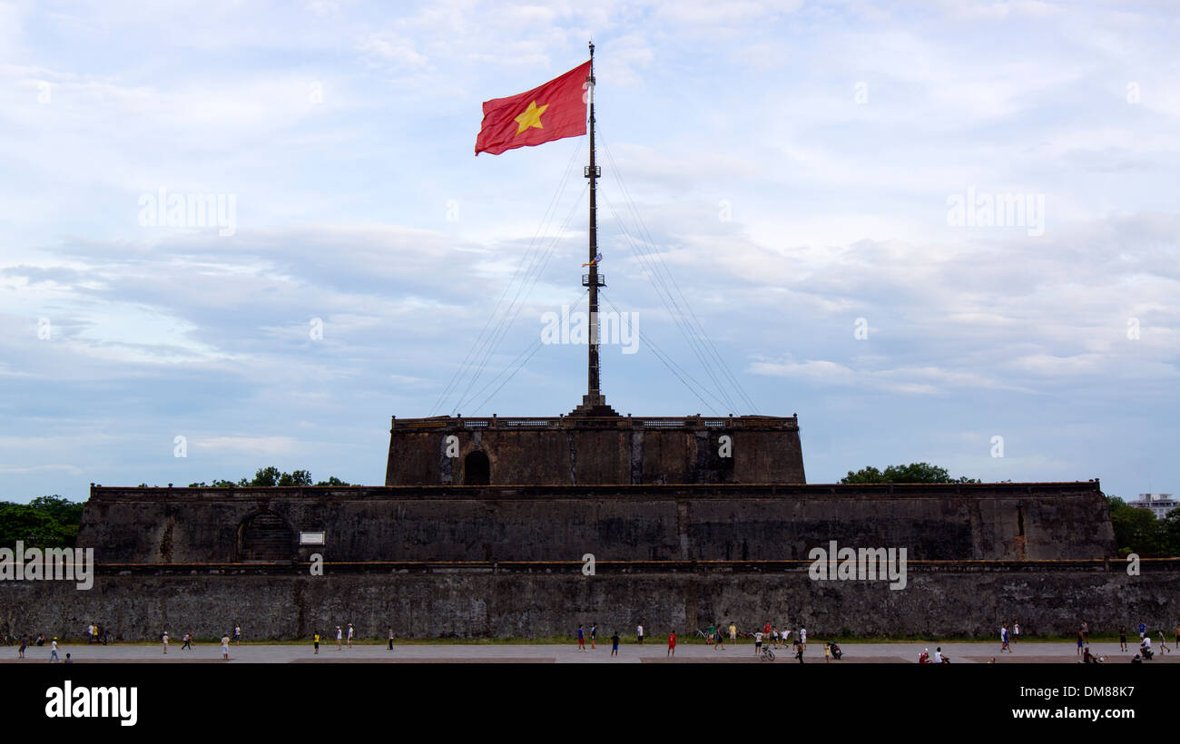 Vietnamesische Flagge am Tempel Hue Vietnam in Südostasien Stockfoto