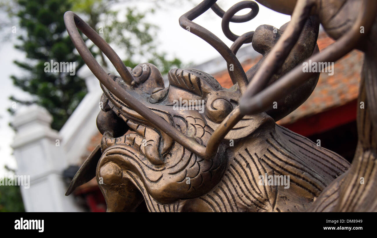 Kupfer geschnitzt Drache Kopf Hanoi Vietnam in Südostasien Stockfoto