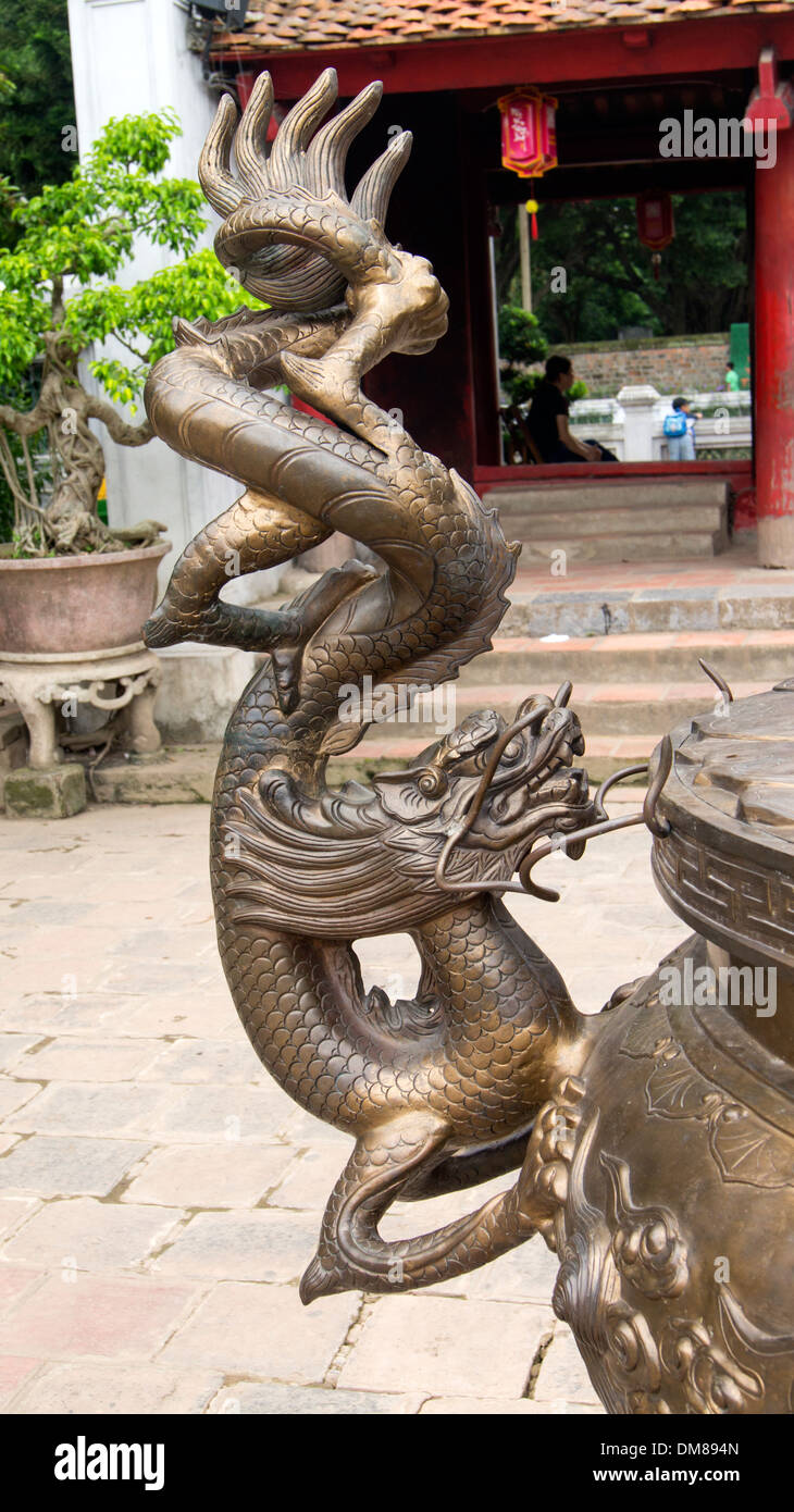 Kupfer geschnitzt Drache Hanoi Vietnam in Südostasien Stockfoto