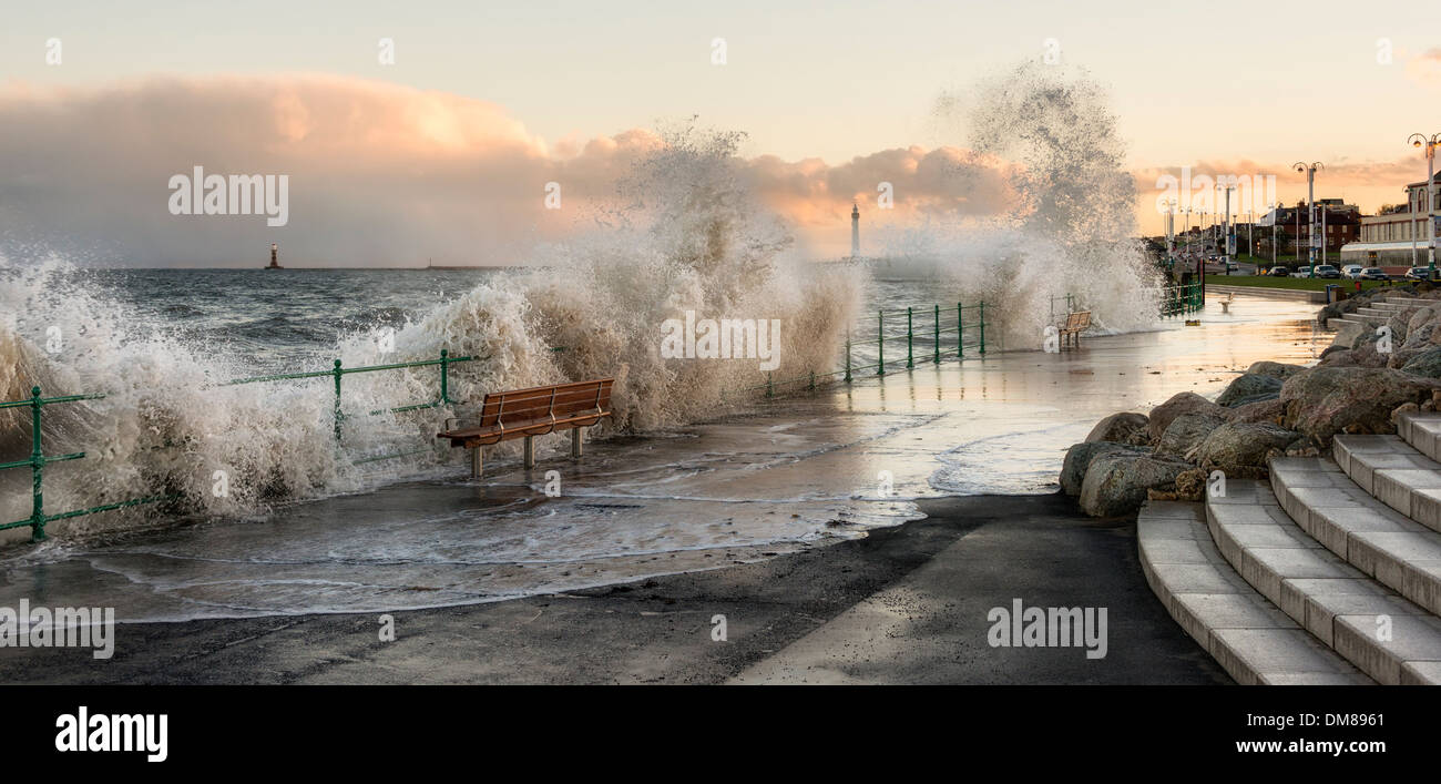 Wellen brechen auf die Strandpromenade am Whitburn in South Tyneside Stockfoto