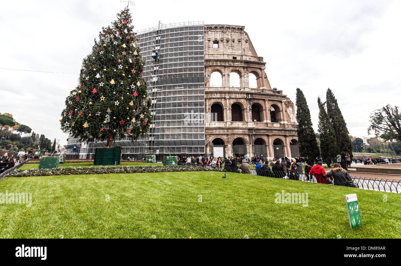 Weihnachtsbaum mit dem Kolosseum, Rom, Italien Stockfoto