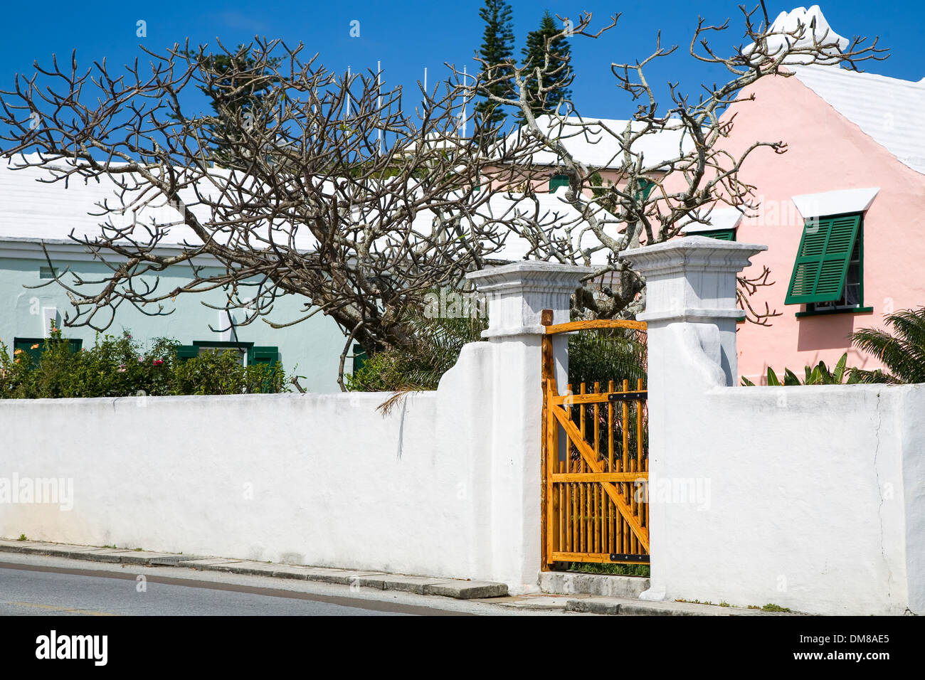 Bermuda-Architektur mit einer Mauer umgebenen Garten. Stockfoto