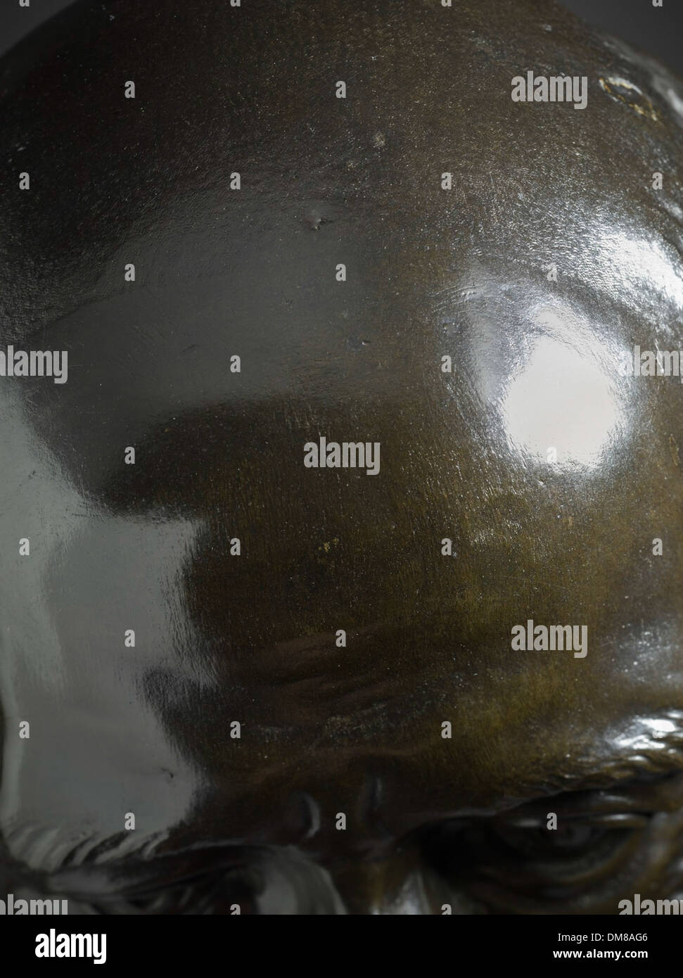 Dieses Porträt von Voltaire, gemalt von einem unbekannten Künstler, spiegelt den intellektuellen Geist der Aufklärung wider. Voltaire, eine Schlüsselfigur der französischen Philosophie, wird mit herausragenden Merkmalen dargestellt, die seine kritische Rolle bei der Förderung von Ideen der Vernunft und der individuellen Freiheit symbolisieren. Stockfoto