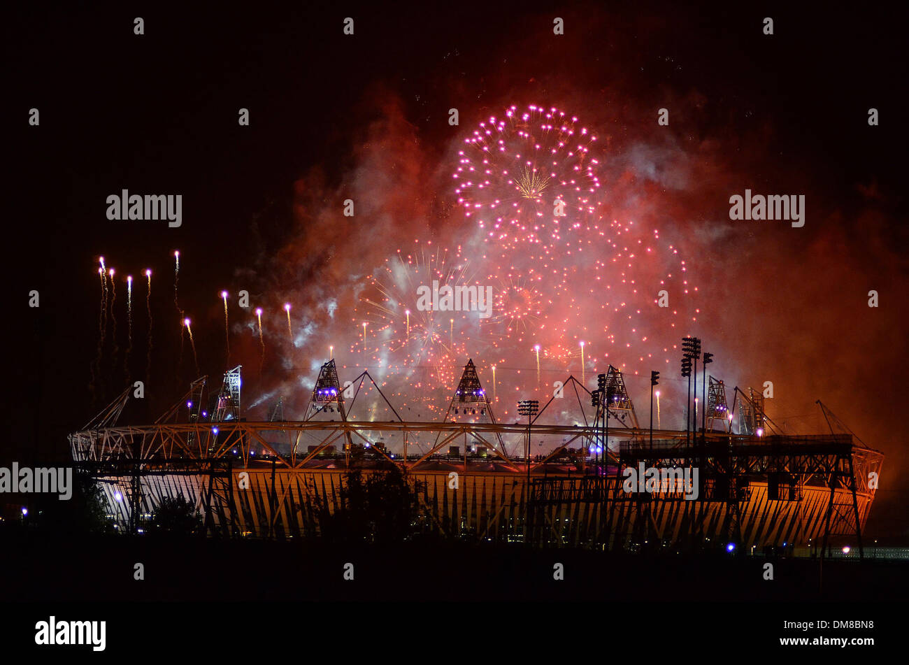 Feuerwerk explodieren über Stadion während der Eröffnungsfeier der Paralympics London 2012 Olympische Stadion London England - 29.08.12 Stockfoto