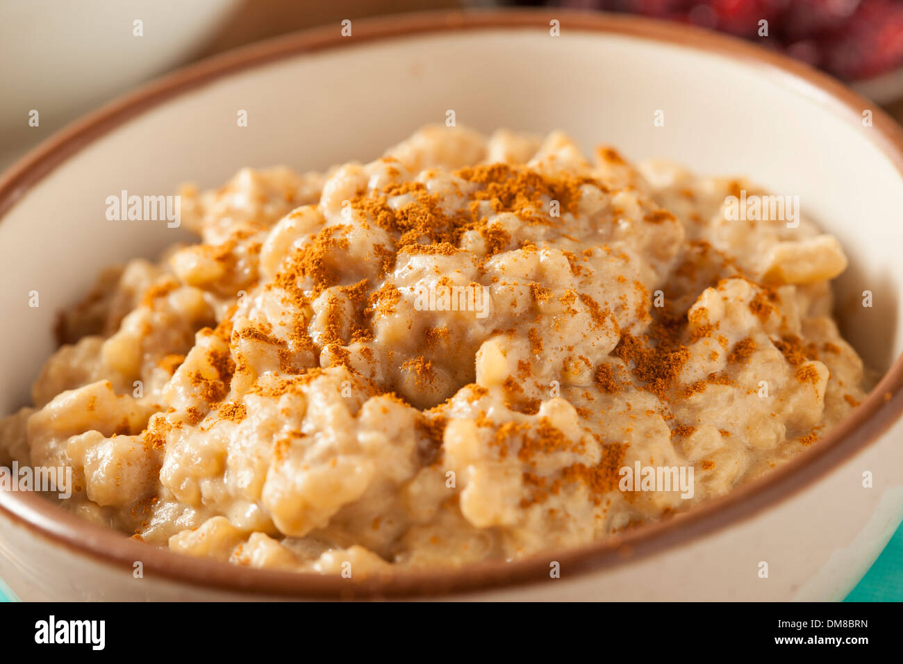 Hausgemachte gesunde Milchreis mit Zimt braun Stockfoto