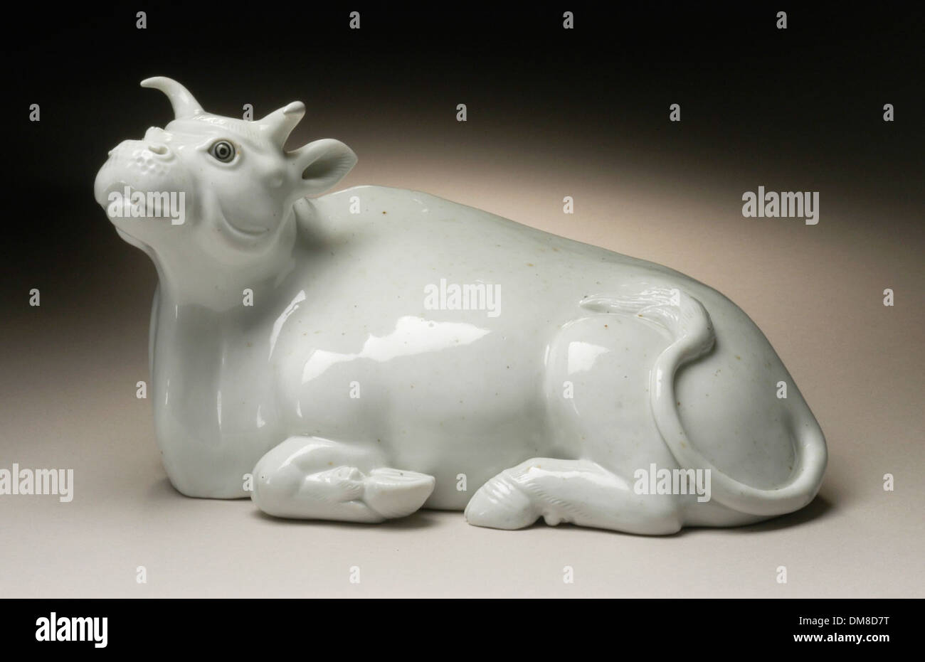 Der liegende Ochse, der in diesem Kunstwerk festgehalten wird, demonstriert die Bedeutung der Tierdarstellung in der antiken und islamischen Kunst. Das Stück, das in einer Sammlung untergebracht ist, die Werke aus verschiedenen Kulturen umfasst, präsentiert eine starke künstlerische Darstellung eines Ochsen, indem es feine Details verwendet, um seine Form und Bedeutung innerhalb des kulturellen Symbolismus zu erfassen. Stockfoto