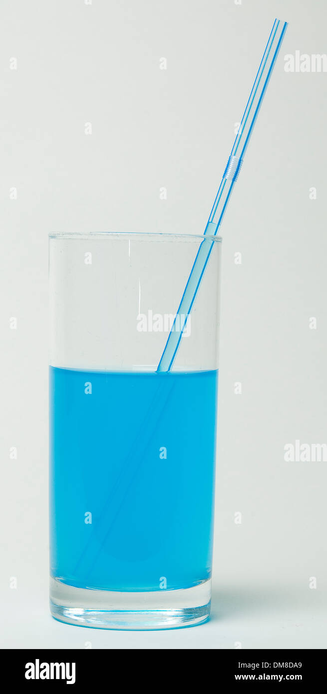 Glas mit Stroh und blaue Flüssigkeit darin auf weißem Hintergrund Stockfoto