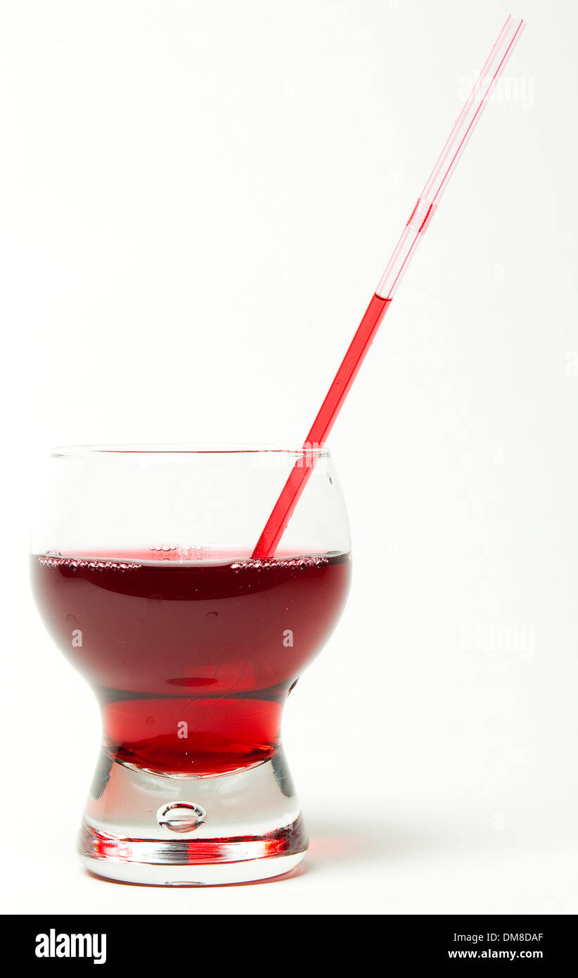 Glas mit Strohhalm und rote Flüssigkeit in es auf einem weißen Hintergrund Stockfoto