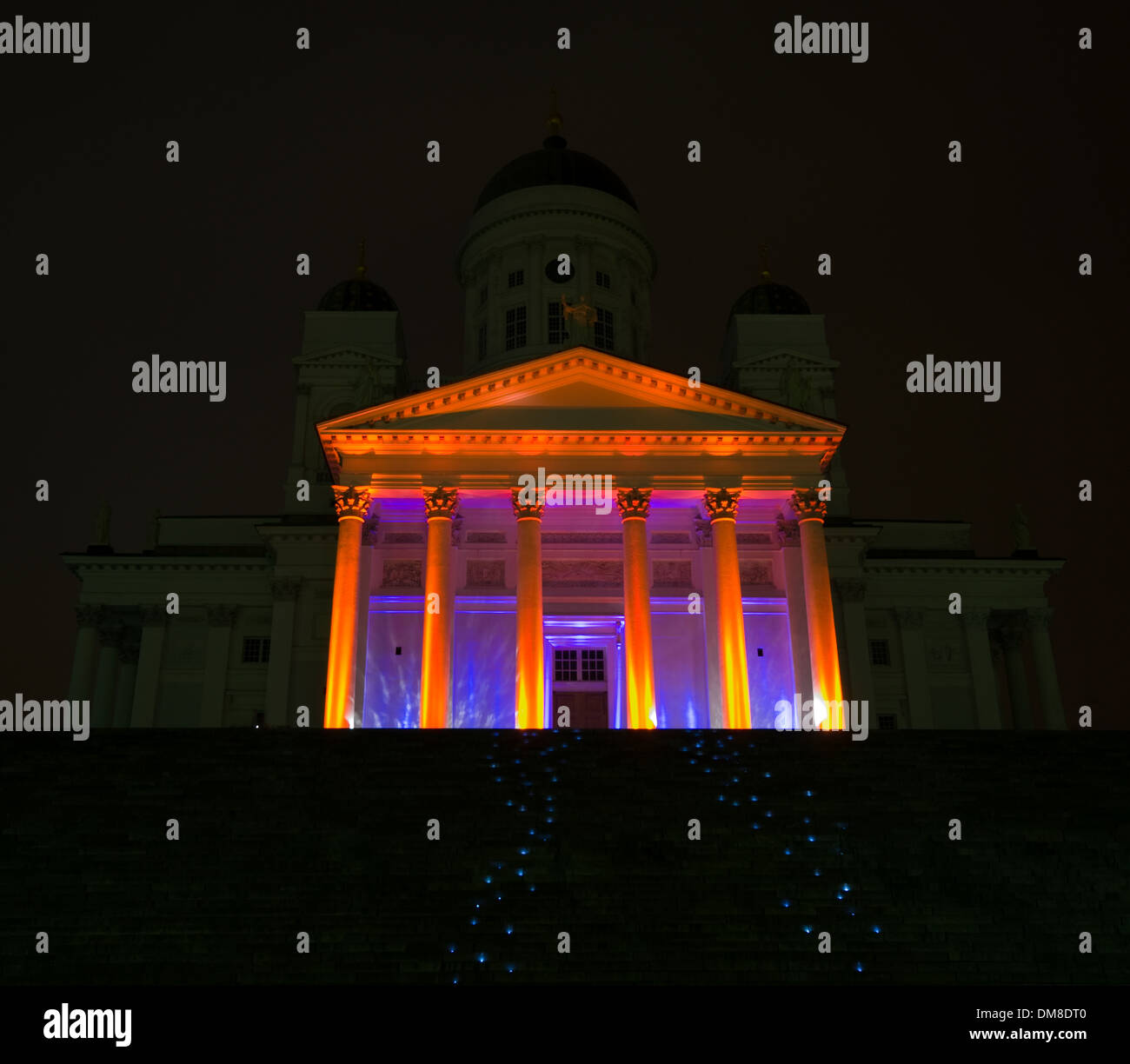 Hell erleuchteten Dom auf Senat Platz im Zentrum von Helsinki, Finnland Stockfoto