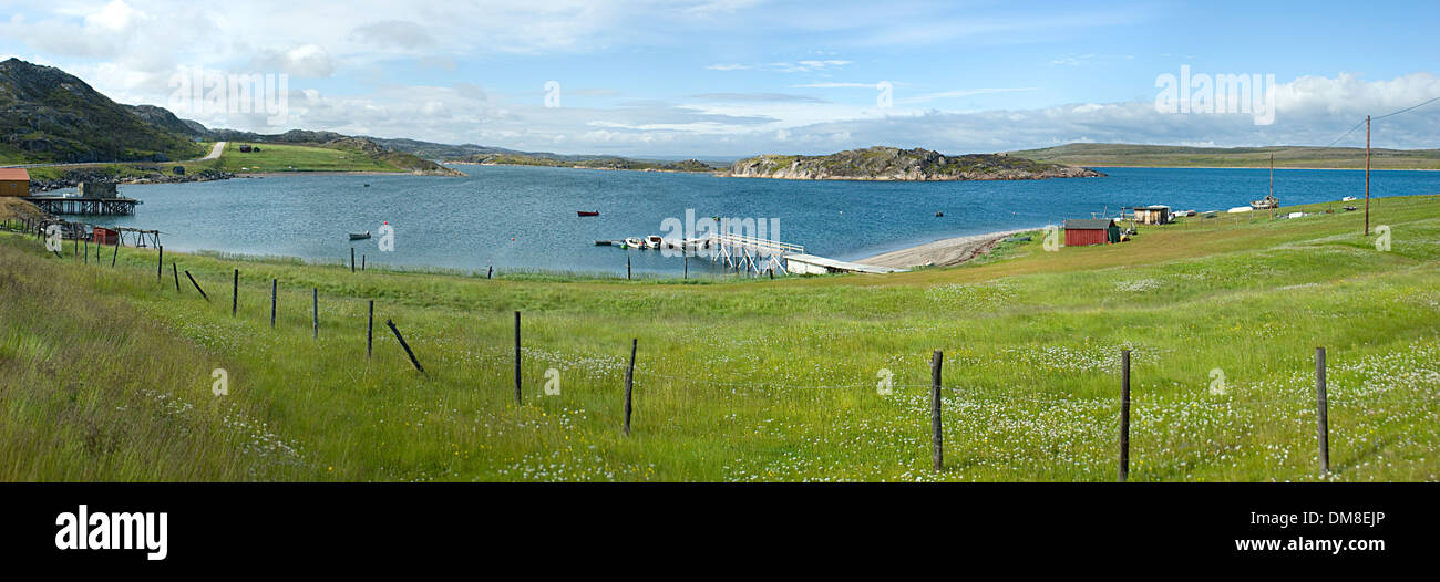 Panorama der Häuser von einem kleinen Fischerdorf in Varanger Fjord in Norwegen Stockfoto