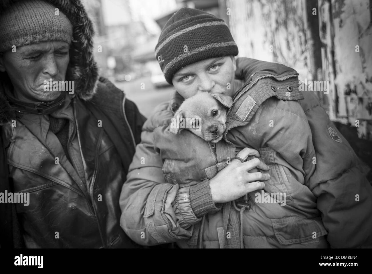 Bukarest, Rumänien. 24. November 2013. Maddalena Ilie, 22, mit ihrem Hund und ihrer Mutter, 38 Jahre alte Flori Ilie. Beide sind obdachlos und süchtig nach schnaufend Aurolac Farbe. Sie überleben, indem Sie betteln um Geld. Foto: Hilton/NurPhoto Jodi Jodi Hilton/NurPhoto/ZUMAPRESS.com/Alamy © Live-Nachrichten Stockfoto