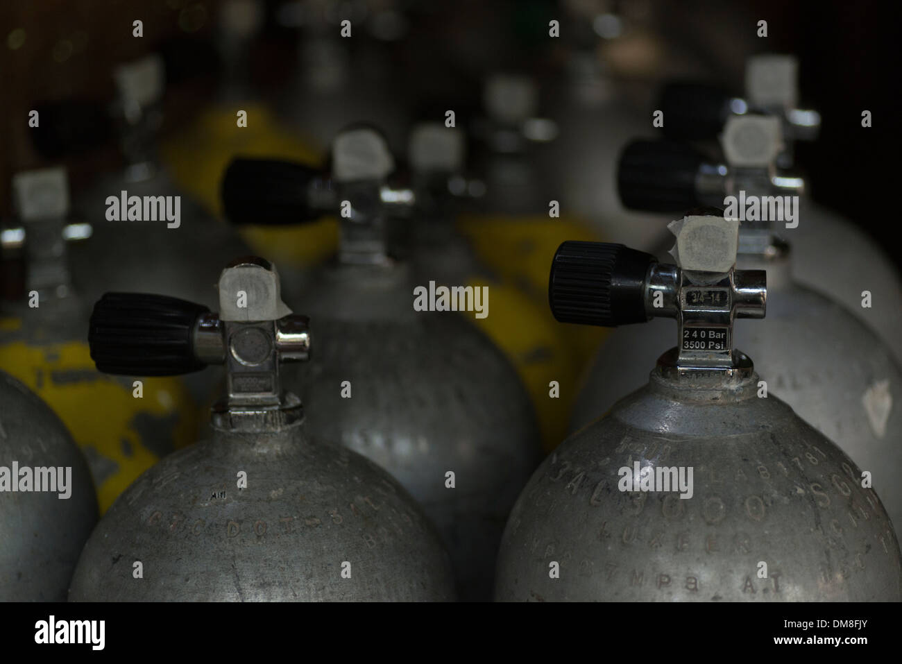 Flaschen mit Druckluft aufgereiht einsatzbereit Stockfoto
