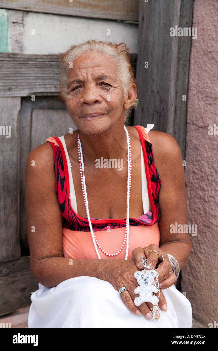 Alten kubanische Frau sitzen vor ihrer Tür, Cienfuegos, Kuba Karibik Stockfoto
