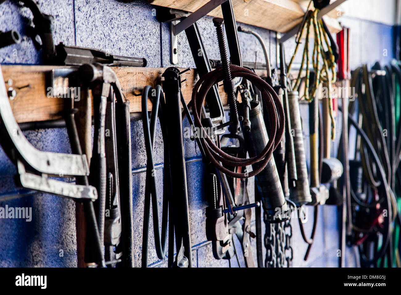 Garagenwand voller Werkzeuge Stockfoto