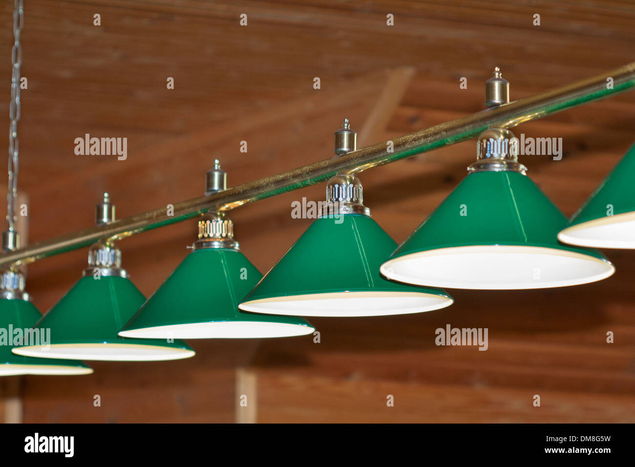 grünes Licht Lampen Closeup im Billardzimmer Stockfoto