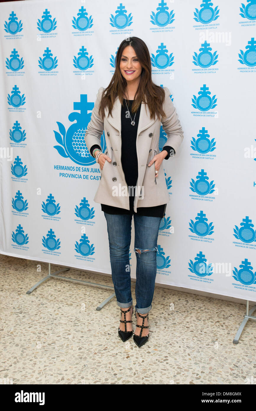 Madrid, Spanien. 12. Dezember 2013. Nur eine Woche nach der Geburt, Frau von Xabi Alonso Nagore Aramburu leiht sein Bild bei der Eröffnung der Krippe Weihnachten Hostel '' San Juan de Dios'' in Madrid.Photo: Oscar Gonzalez/NurPhoto Credit: Oscar Gonzalez/NurPhoto/ZUMAPRESS.com/Alamy Live News Stockfoto