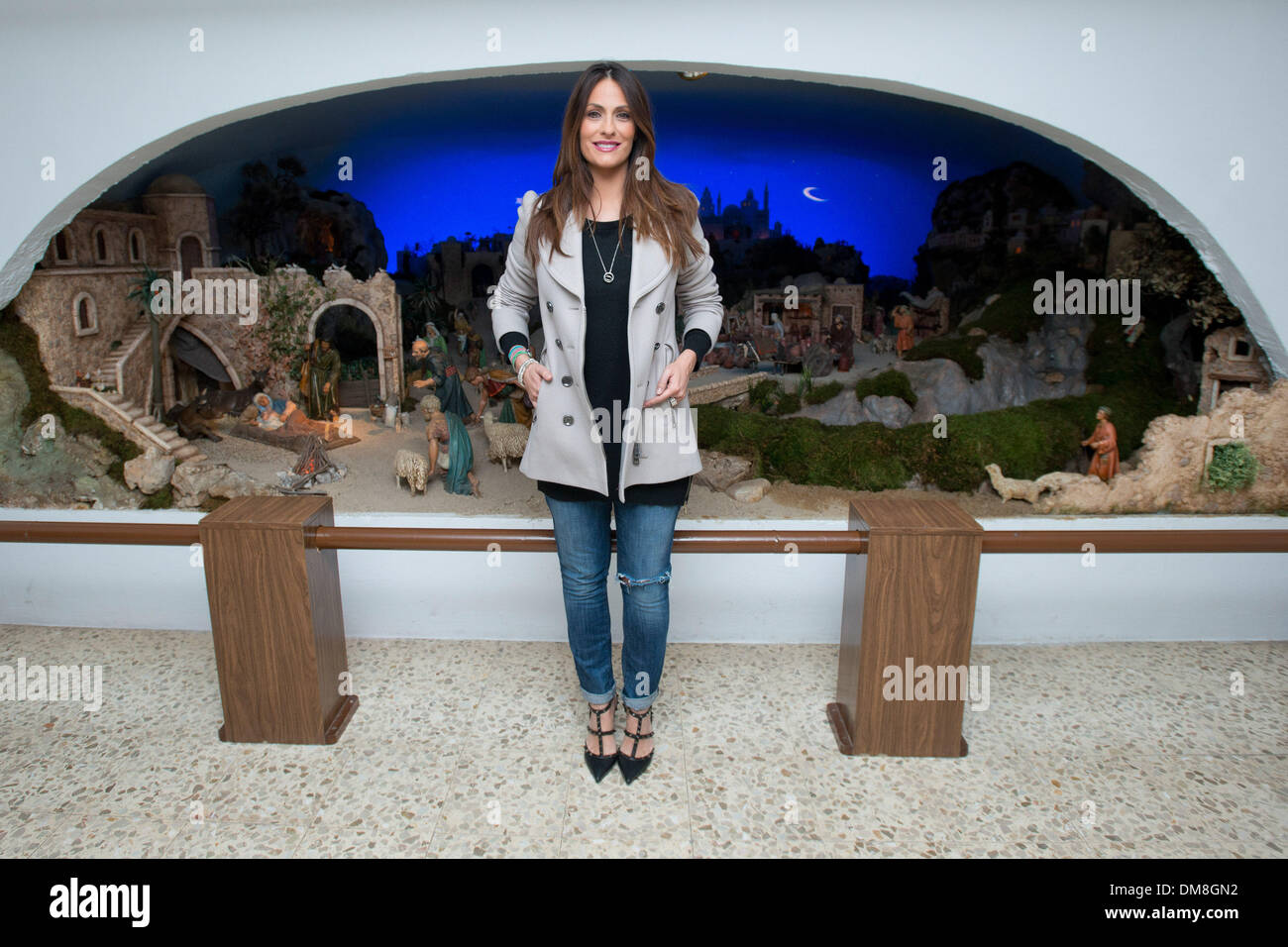 Madrid, Spanien. 12. Dezember 2013. Nur eine Woche nach der Geburt, Frau von Xabi Alonso Nagore Aramburu leiht sein Bild bei der Eröffnung der Krippe Weihnachten Hostel '' San Juan de Dios'' in Madrid.Photo: Oscar Gonzalez/NurPhoto Credit: Oscar Gonzalez/NurPhoto/ZUMAPRESS.com/Alamy Live News Stockfoto
