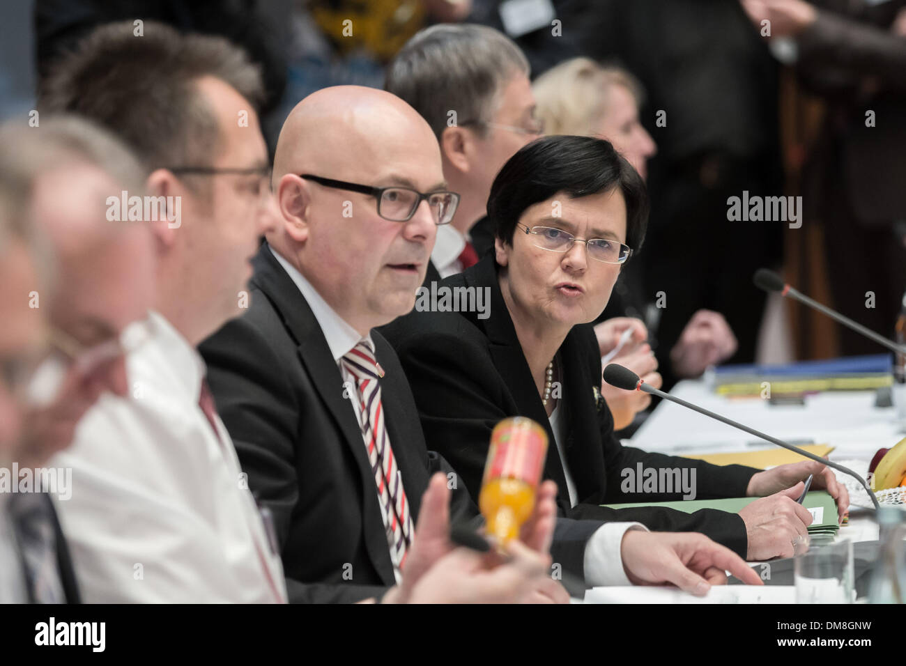 Berlin, Deutschland. 12. Dezember 2013. Besprechung/Konferenz der Staats-und Regierungschefs von der Bundesrepublik Deutschland heißt es bei der Vertretung des Landes Baden-Württemberg in Berlin. / Foto: Torsten Albig (SPD), Ministerpräsident des Landes Schleswig-Holstein, beiseite Christine Lieberknecht (CDU), Ministerpräsident von ThÃƒÂ¼ringer in Berlin, am 12. Dezember 2013.Photo: Reynaldo Paganelli/NurPhoto Credit: Reynaldo Paganelli/NurPhoto/ZUMAPRESS.com/Alamy Live News Stockfoto