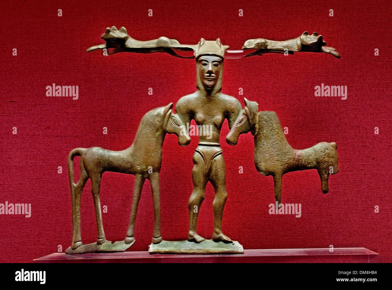 Relieffiguren und figuralen Griffe waren an Hals und Schulter (Hydria) Mounted Italien Italienisch Stockfoto