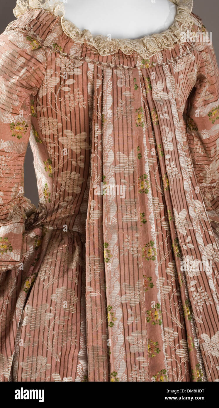 Das geschlossene Gewand (56.1,1) aus der Sammlung antiker und islamischer Kunst zeigt Kostüme aus dem Nahen Osten, die islamische Kunst mit textilen Techniken verbinden. Das Kleidungsstück repräsentiert ein bedeutendes kulturelles Erbe und handwerkliches Können. Stockfoto