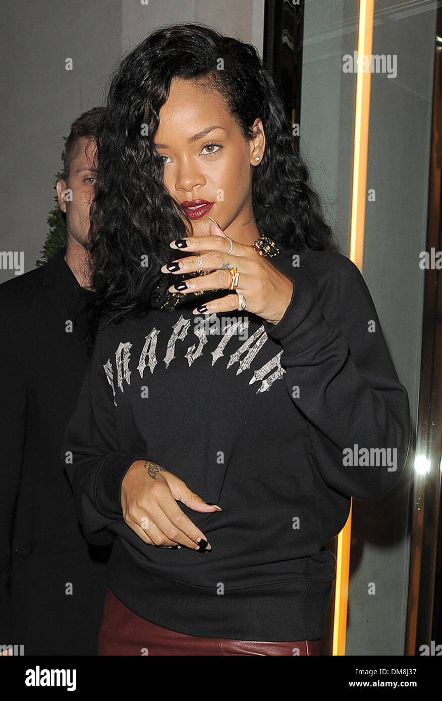 Rihanna, ihr Hotel zu verlassen und Richtung Nozomi Restaurant für ein sehr spätes Abendessen London England - 31.08.12 wo: London Stockfoto