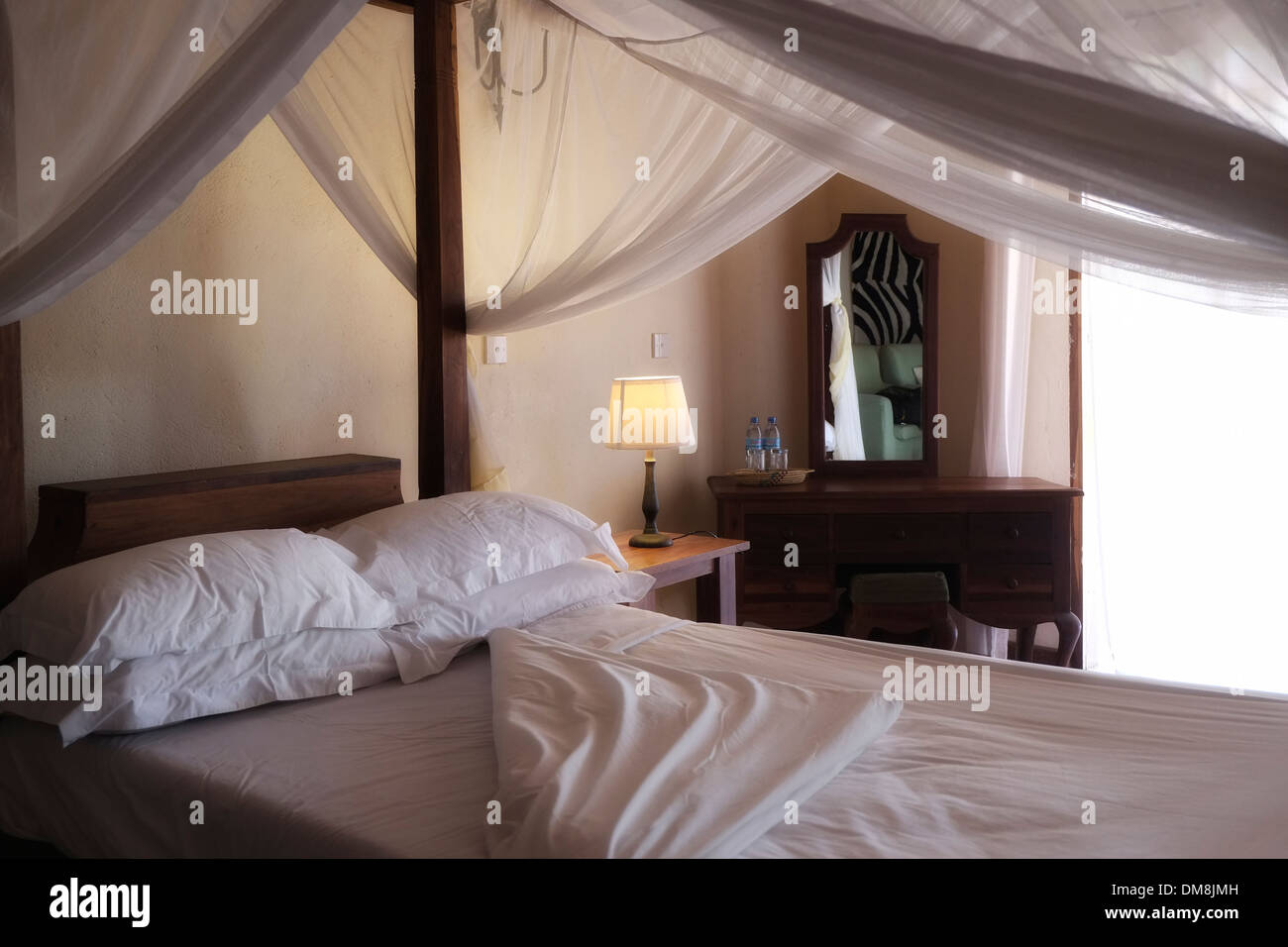 Bett mit Moskitonetz Baldachin in Tansania Afrika Stockfoto