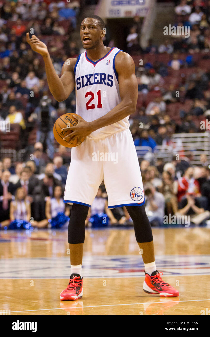 9. Dezember 2013: Philadelphia 76ers Power Forwards Thaddeus Young (21) leitet Teamkollegen während der NBA-Spiel zwischen den Los Angeles Clippers und die Philadelphia 76ers im Wells Fargo Center in Philadelphia, Pennsylvania. Die Clippers gewinnen 94-83. Christopher Szagola/Cal-Sport-Medien Stockfoto