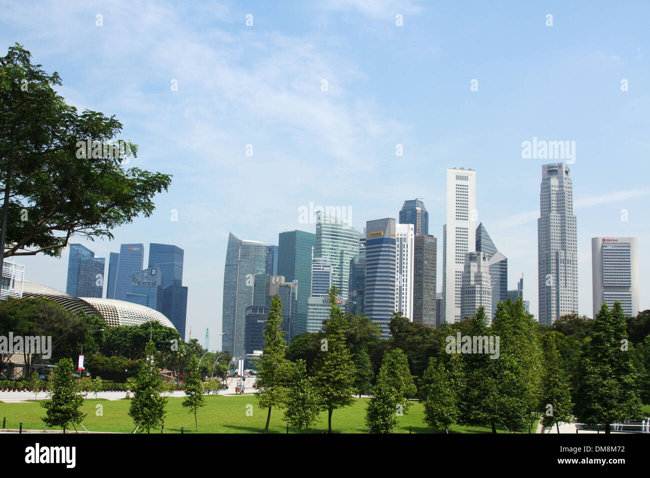 Zeigen Sie über Krieg Memorial Park und in die Innenstadt von Singapur an. Hochhäuser des Financial District sind sichtbar. Stockfoto