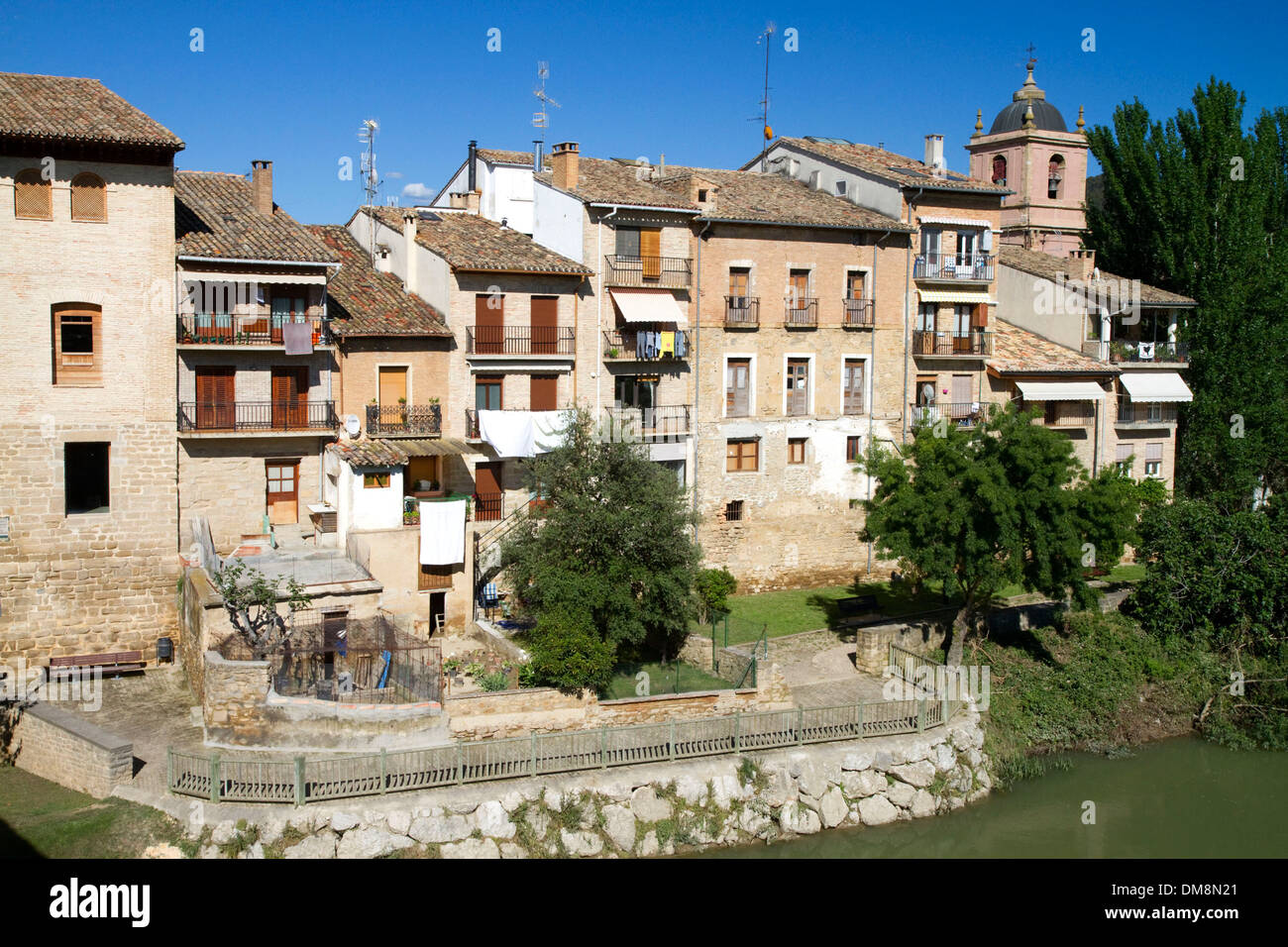 Puente La Reina ist eine baskische Stadt entlang dem Jakobsweg Pilgerweg, Navarra, Spanien. Stockfoto
