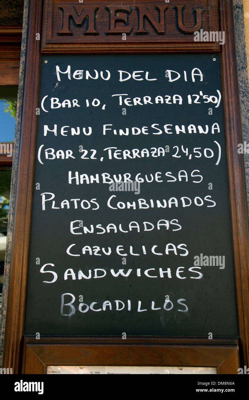 Speisekarte an Bord für ein Restaurant in Puente La Reina eine baskische Stadt entlang dem Jakobsweg Pilgerweg, Navarra, Spanien. Stockfoto