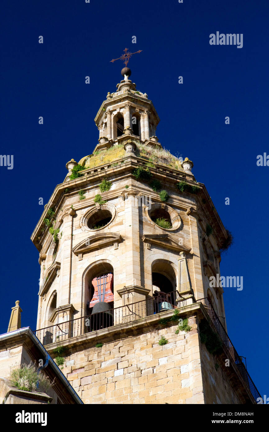 Turm der Kirche Santiago el Mayor in Puente La Reina eine baskische Stadt auf dem Jakobsweg-Pilgerweg, Navarra, Spanien. Stockfoto