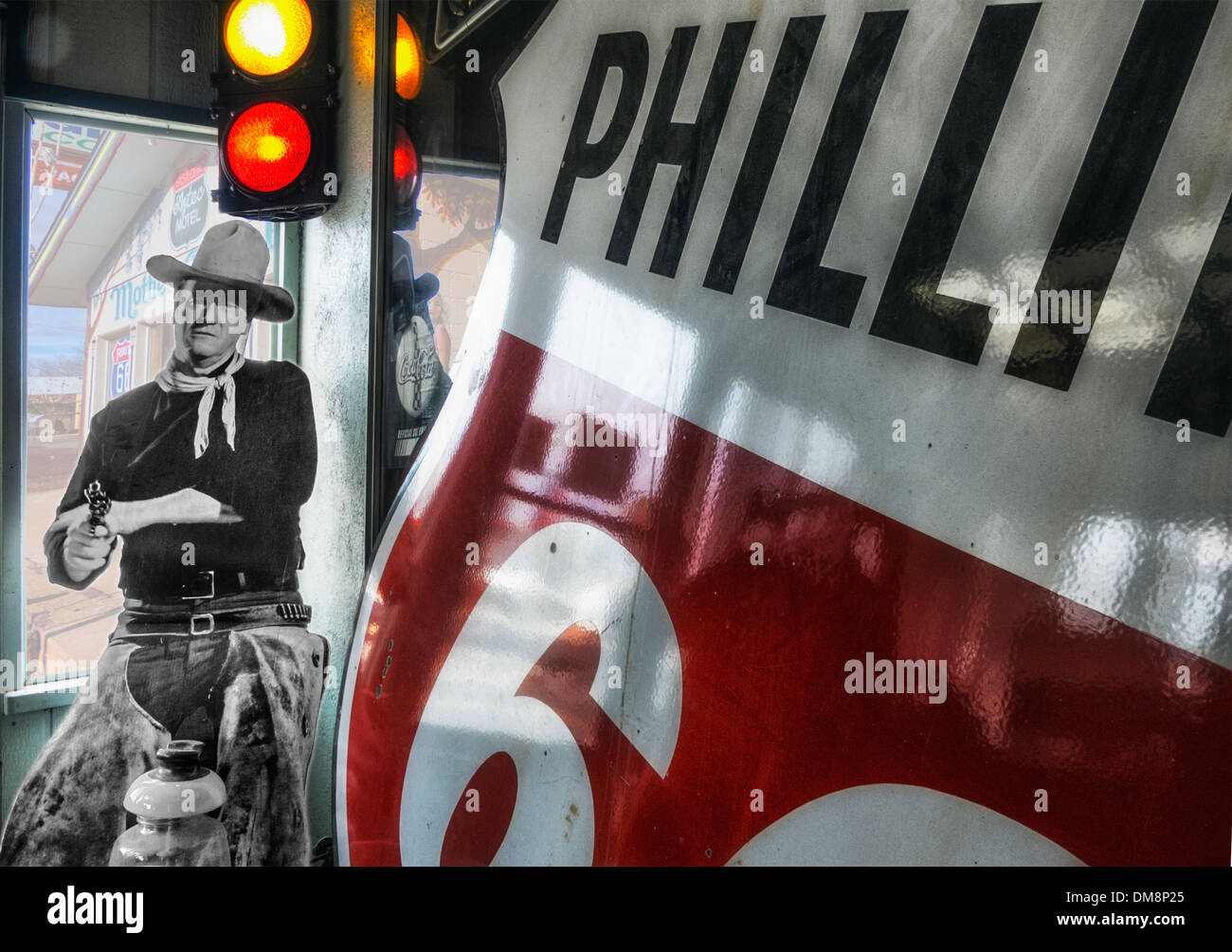 Ein John Wayne Ausschnitt und Phillips Benzin melden Sie bei einem Trödelladen, Seligman Arizona. Stockfoto
