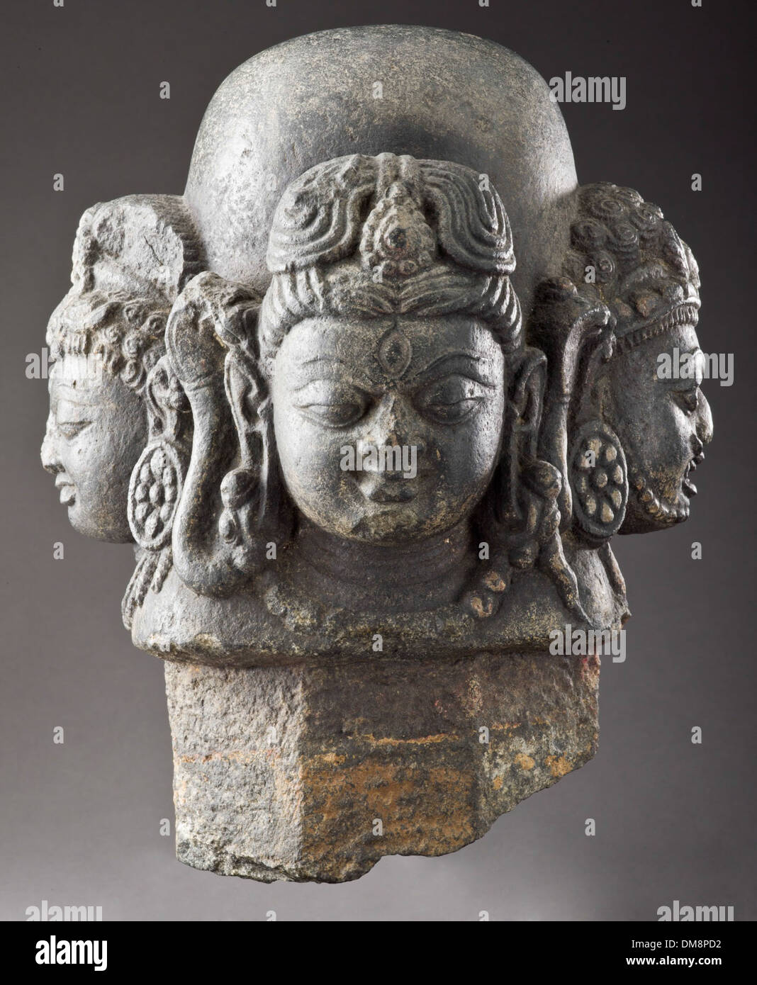 Die Shivalinga ist eine Darstellung des hinduistischen Gottes Shiva und symbolisiert seine Macht und Fruchtbarkeit. Dieses Stück ist Teil einer antiken und islamischen Kunstsammlung und zeigt komplizierte Handwerkskunst. Stockfoto Die Shivalinga ist eine Darstellung des hinduistischen Gottes Shiva und symbolisiert seine Macht und Fruchtbarkeit. Dieses Stück ist Teil einer antiken und islamischen Kunstsammlung und zeigt komplizierte Handwerkskunst. Stockfoto