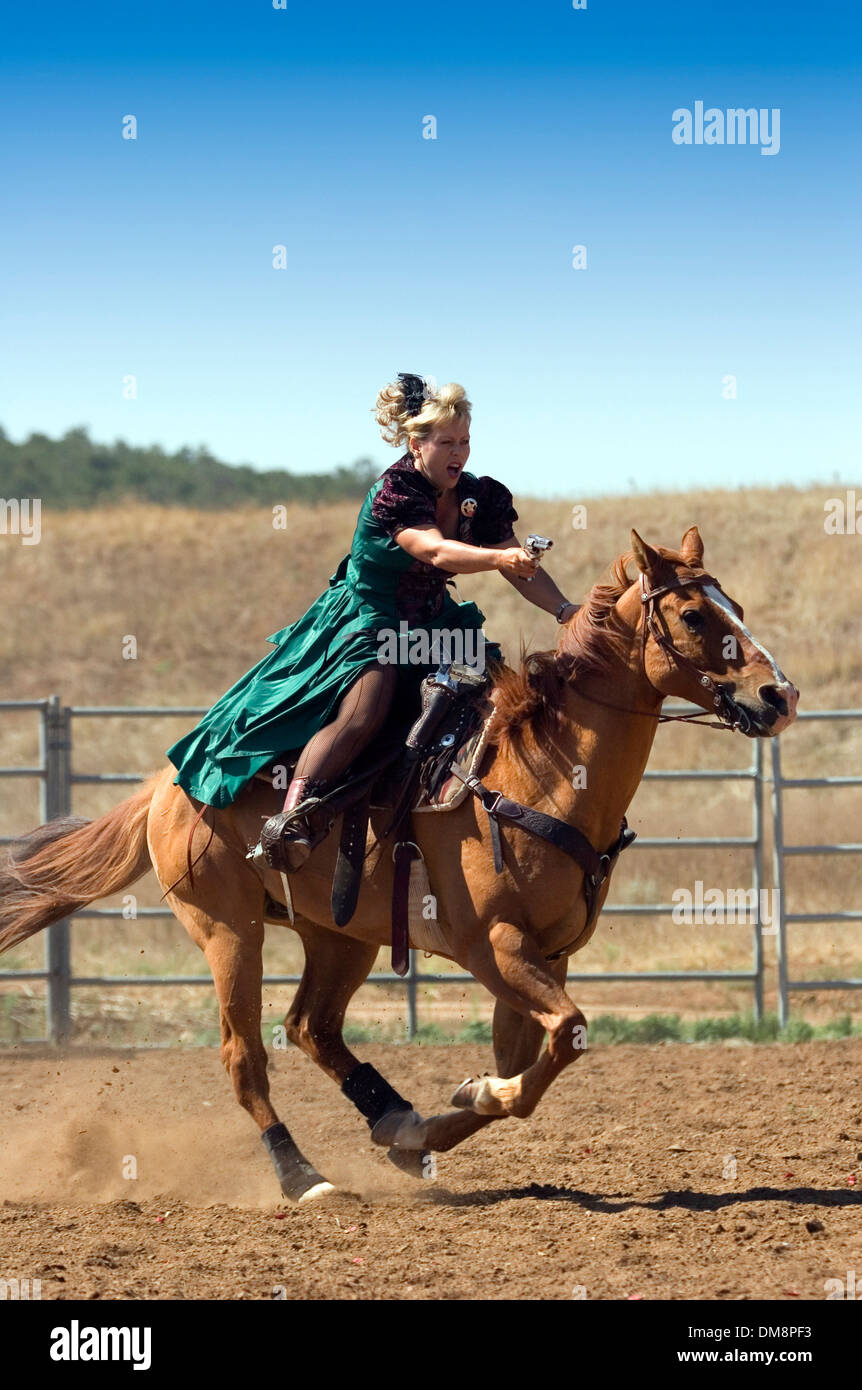 Cowgirl auf Pferd, montiert Schießen Konkurrenz, Ende der Trail Wildwest Jubilee, Edgewood, New-Mexico USA Stockfoto