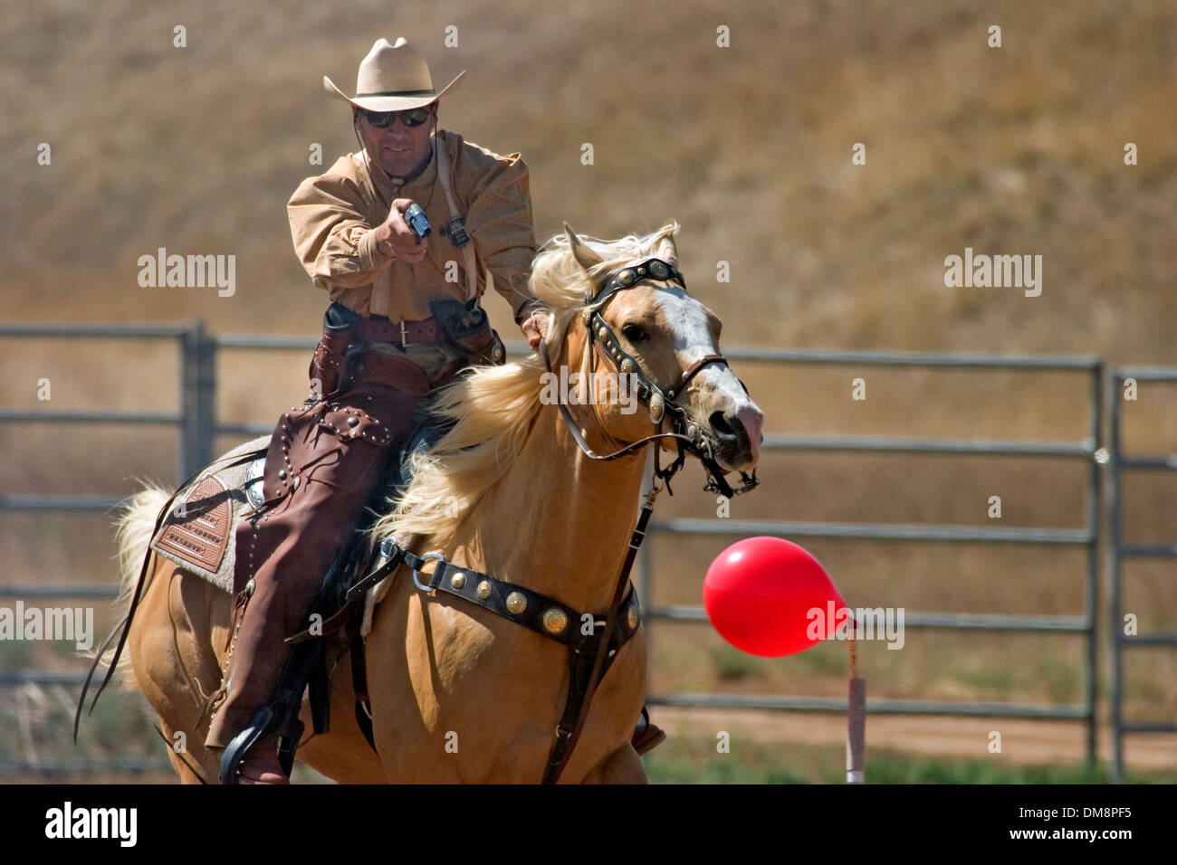 Cowboy auf Pferd, beritten Schießen Konkurrenz, Ende der Trail Wildwest Jubilee, Edgewood, New-Mexico USA Stockfoto