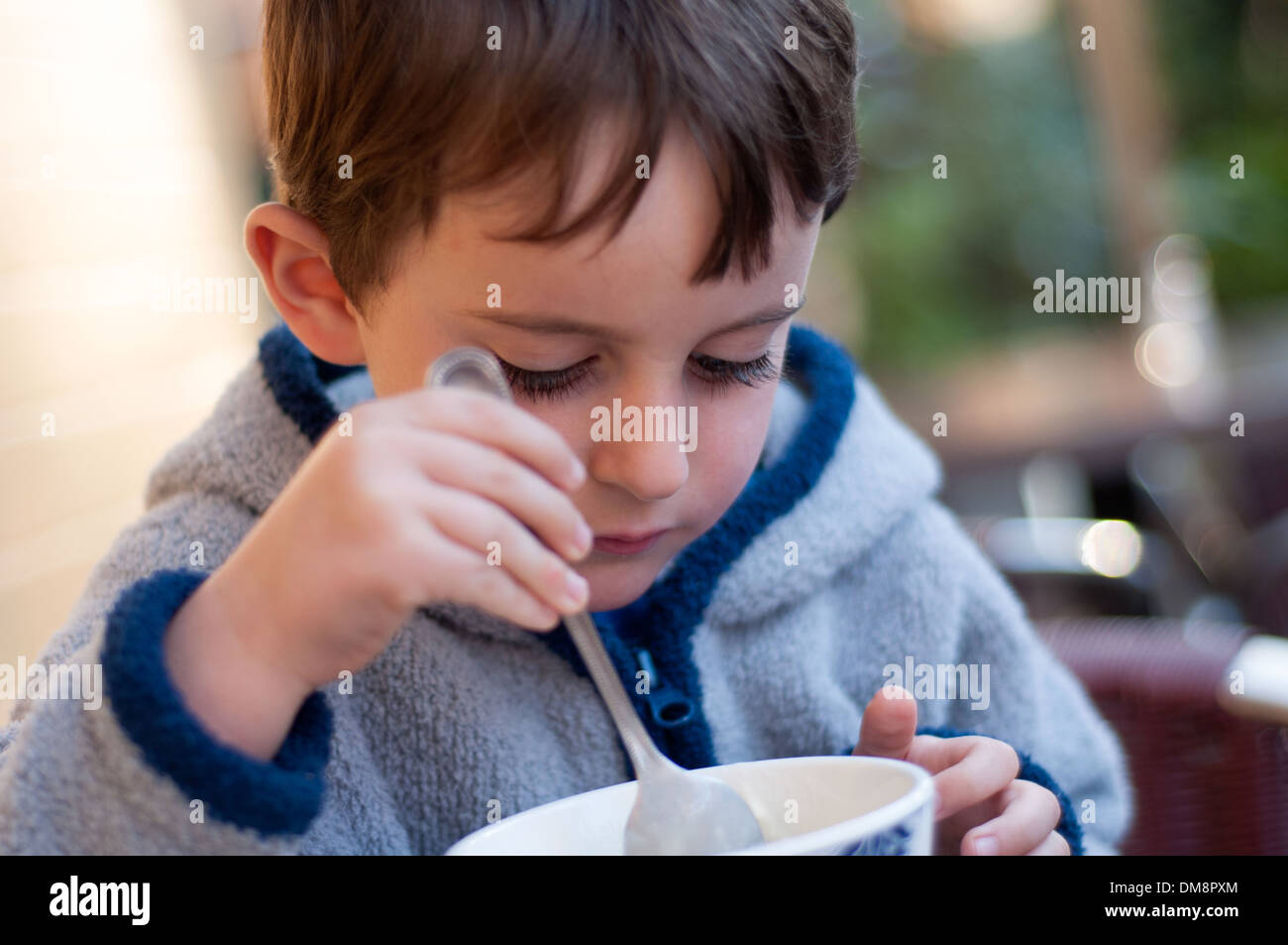 Vier Jahre alter Junge Eis essen Stockfoto