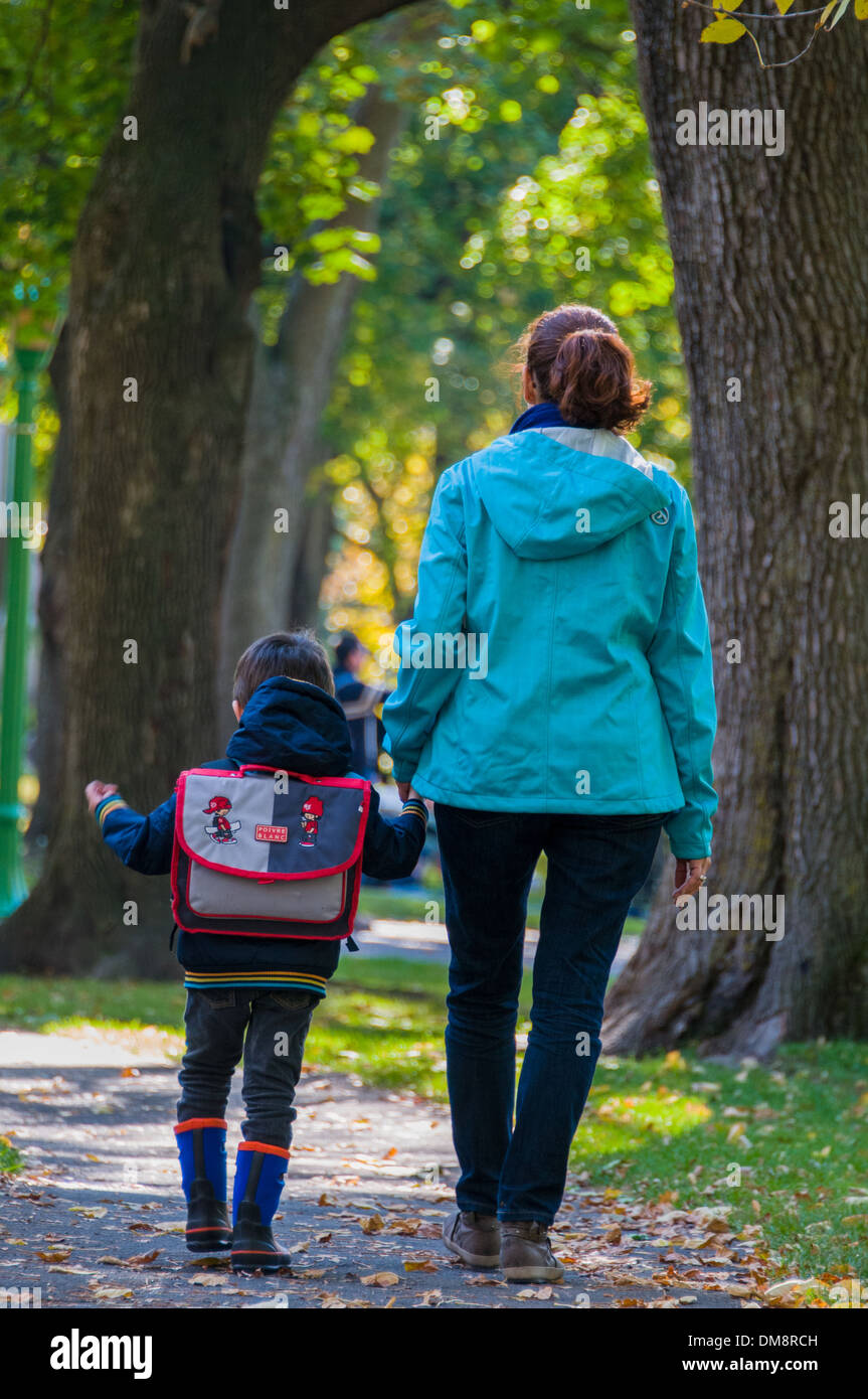 Mutter und Kind auf dem Weg zur Schule Stockfoto