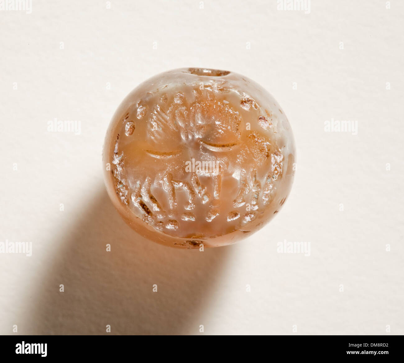 Dieses antike Stempelsiegel, Teil der Sammlung islamischer Kunst, zeigt komplizierte Designs, die typisch für diese Zeit sind. Das Siegel stellt ein bedeutendes Artefakt in der Geschichte der islamischen Kunst und der dekorativen Kunst dar. Stockfoto