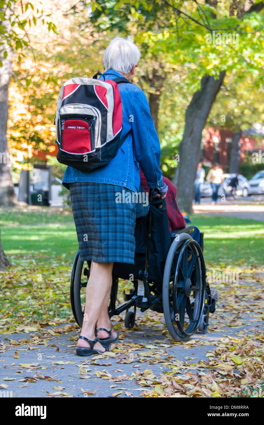 Ältere Frau und Mann im Rollstuhl Stockfoto