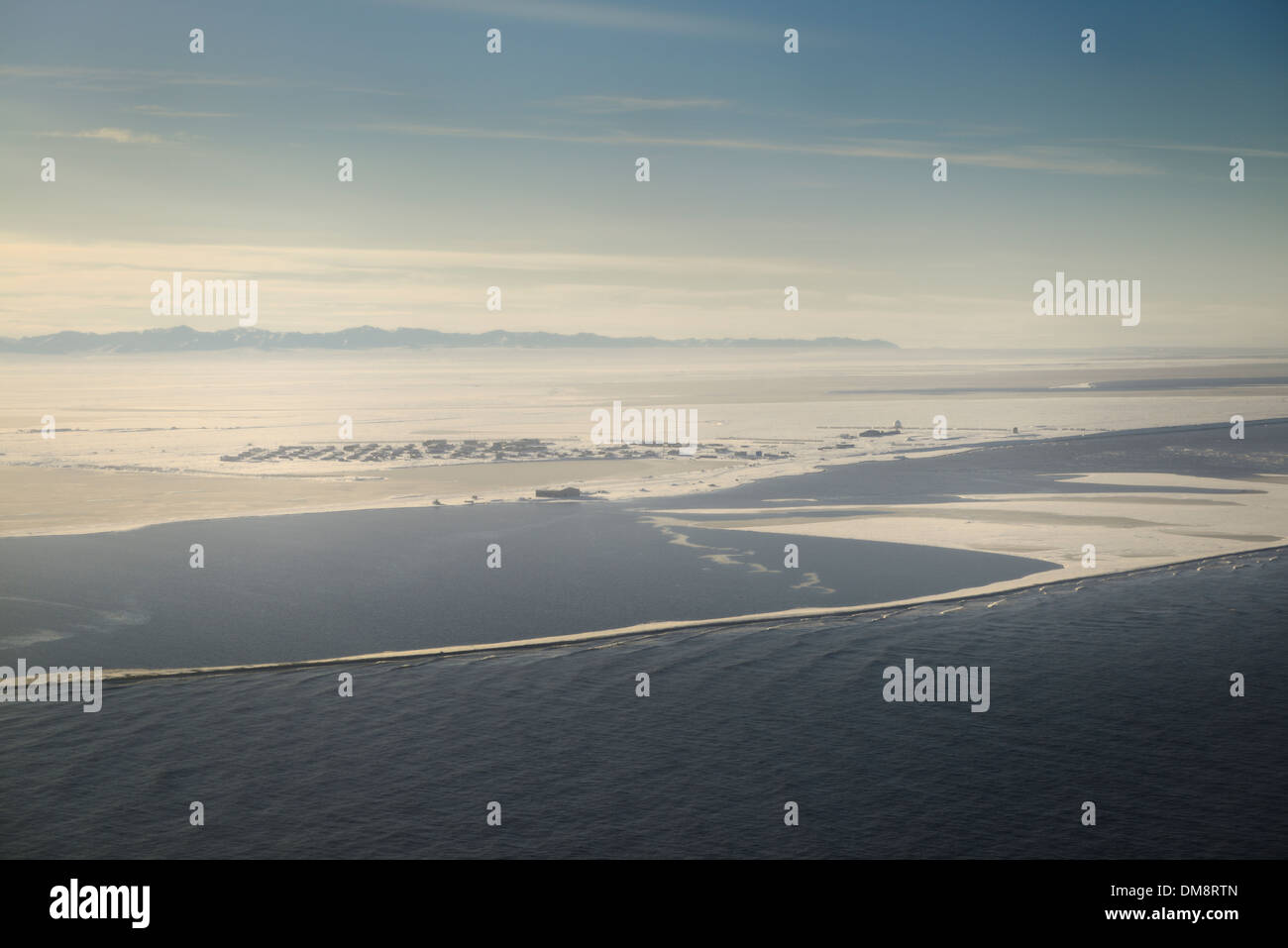 Luftaufnahme des Eskimo Dorf von Kaktovik Alaska USA auf der Beaufort-See arktische Ozean mit Brooks Range Bergen Stockfoto