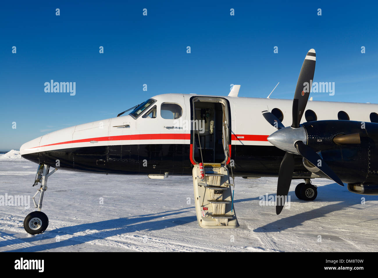 Leere Beechcraft Turboprop-Flugzeuge bei Schnee bedeckt Barter Island LRRS Flughafen in Kaktovik Alaska USA Stockfoto