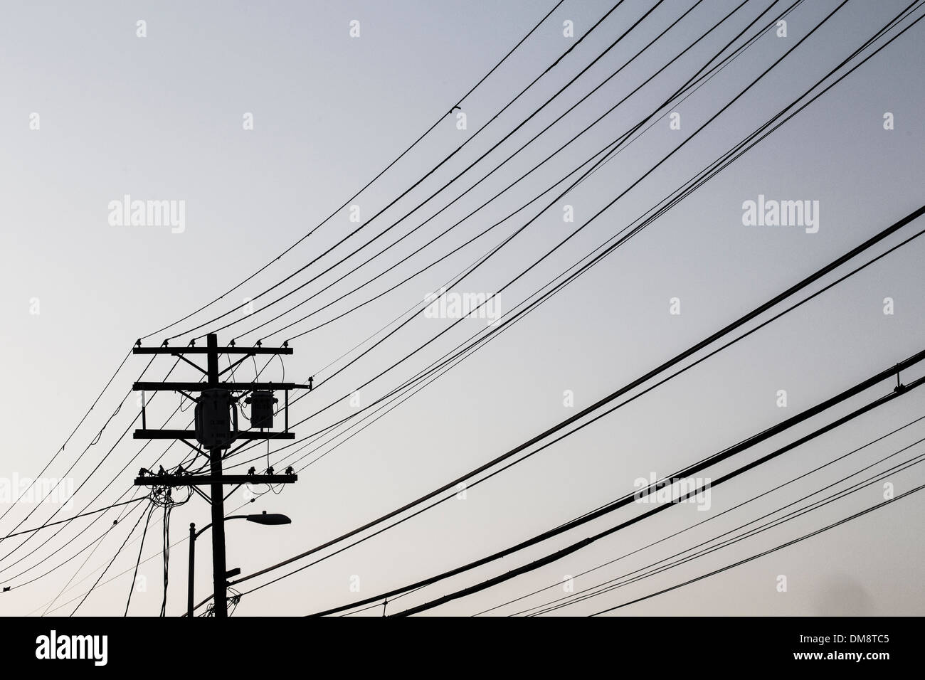 Stromleitungen bei Sonnenuntergang Stockfoto