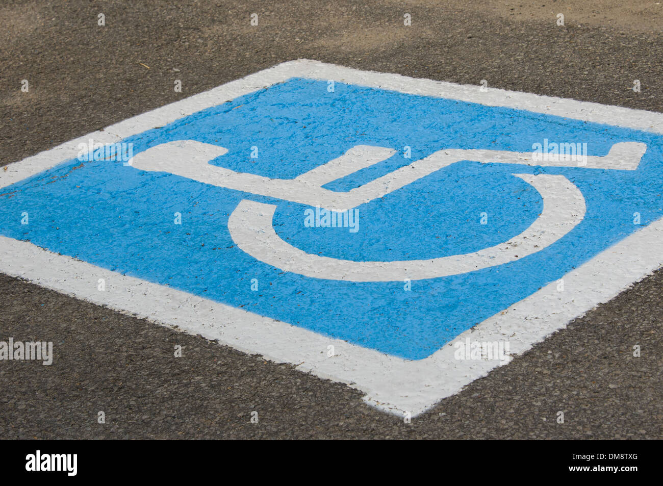 Behinderten Parkplätze vor Ort Stockfoto