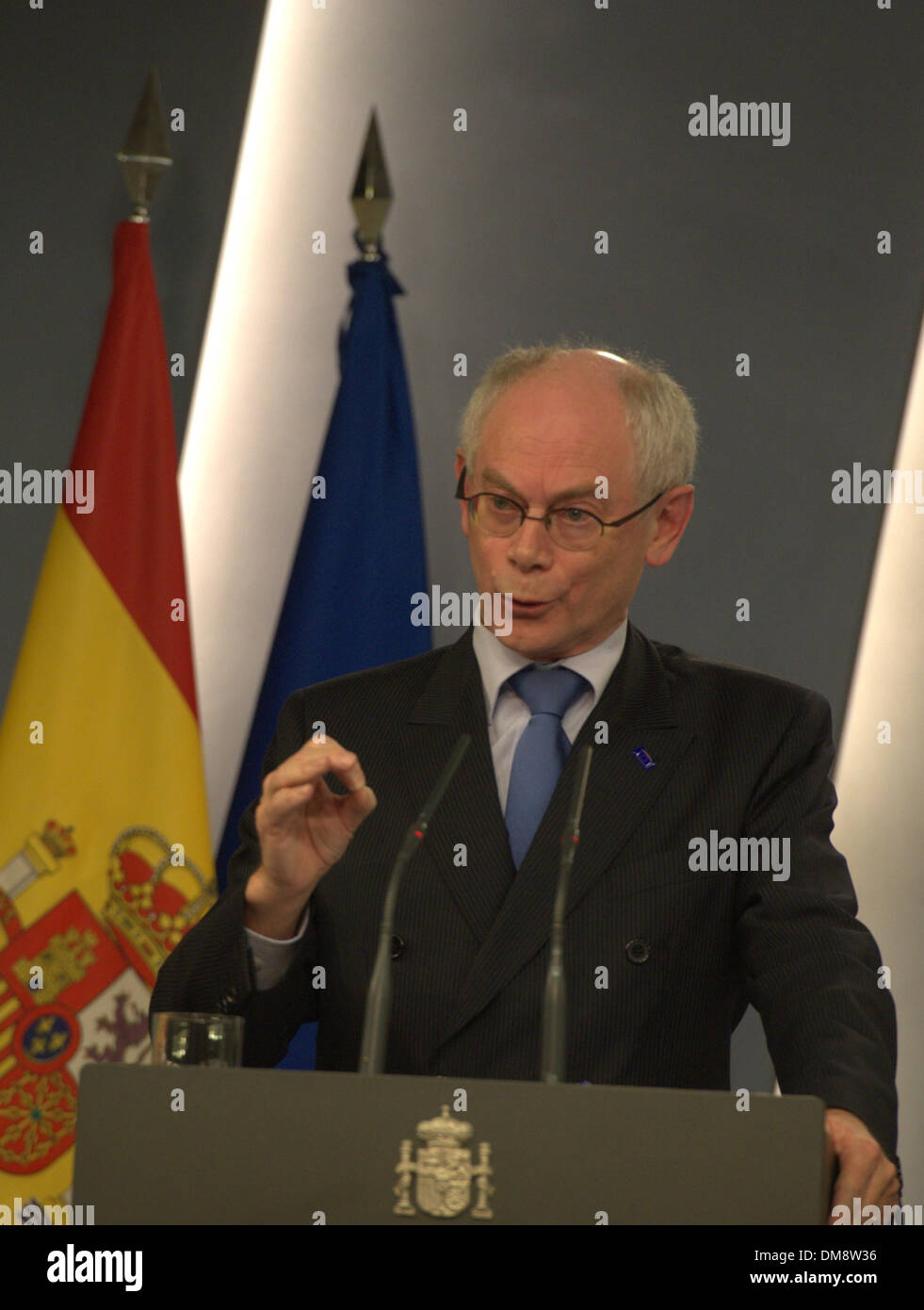 Madrid, Spanien. 12. Dezember 2013. Bei einer Pressekonferenz in Madrid, Spanien, 12. Dezember 2013 spricht Präsident des Europäischen Rates, Herman Van Rompuy. Herman Van Rompuy Meetw mit spanischen Ministerpräsidenten Mariano Rajoy Palais Moncloa in Madrid am Donnerstag. Bildnachweis: EDUARDO/Xinhua/Alamy Live-Nachrichten Stockfoto