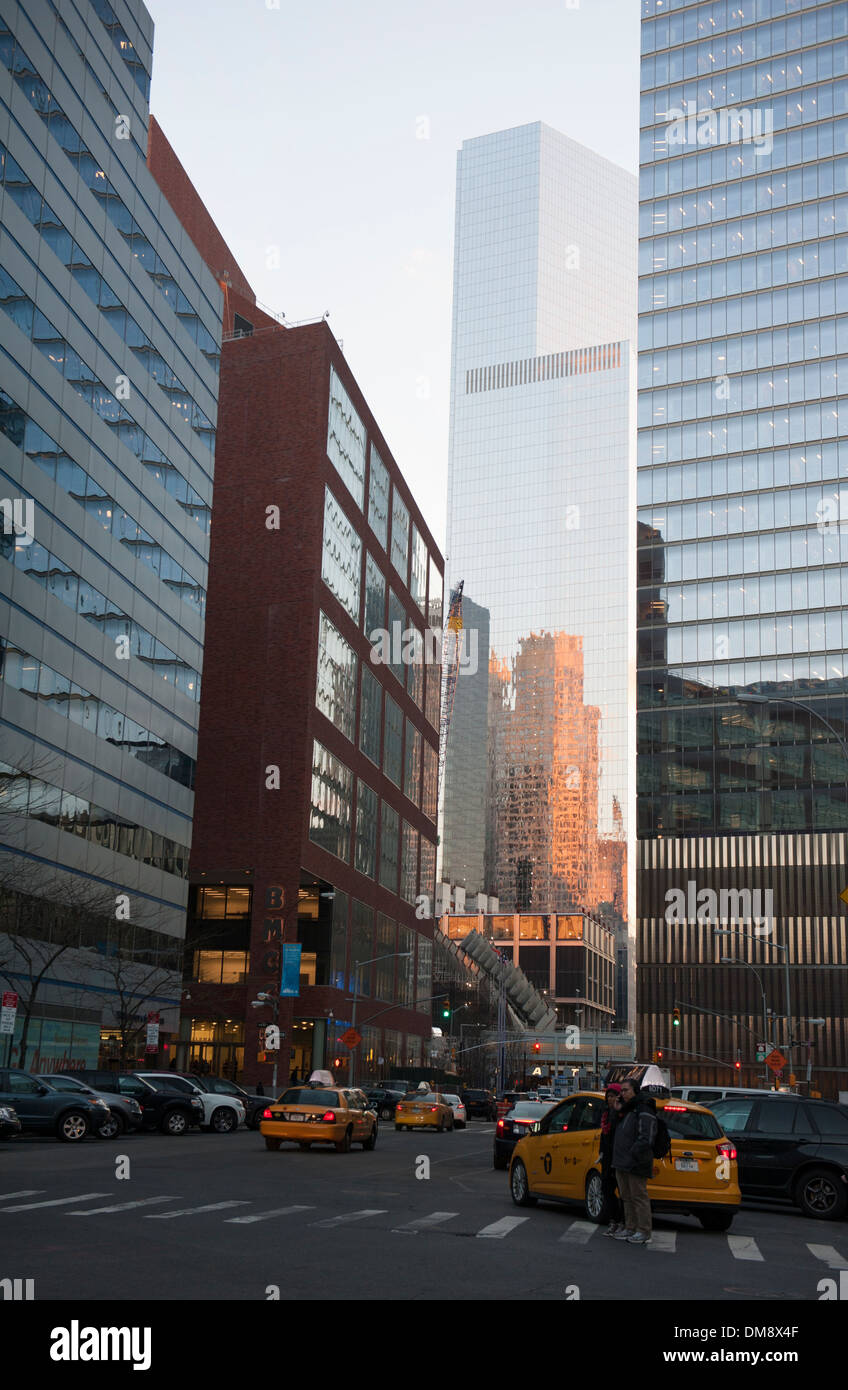 Greenwich Street in lower Manhattan, mit Blick auf 4 World Trade Center. 12. Dezember 2013 Stockfoto