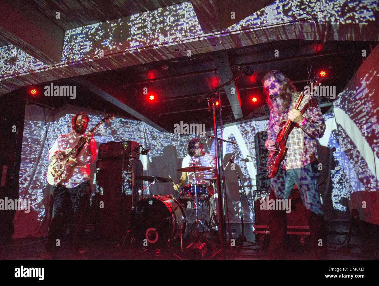Glasgow, Vereinigtes Königreich. 12. Dezember 2013. Wooden Shjips führt auf der Bühne SWG3 12. Dezember 2013 in Glasgow, Schottland. Bildnachweis: Sam Kovak/Alamy Live-Nachrichten Stockfoto